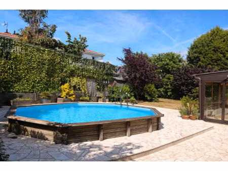 villecresnes : maison 5 chambres avec véranda et piscine