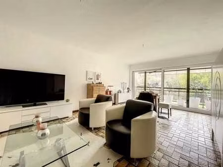 appartement entièrement rénové à jambes !