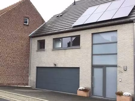 grande maison moderne à haute efficacité énergétique