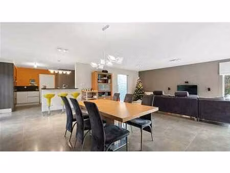 maison individuelle moderne avec 4 chambres à coucher