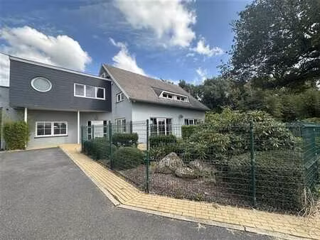 villa + entrepôts + piscine - 500 m2