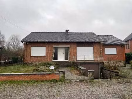 villa de plain-pied avec garage et jardin  à rénover