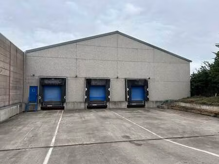 excellent bâtiment pour le stockage ou activité logistique