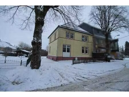 maison d’habitation 3 façades dans un quartier animé