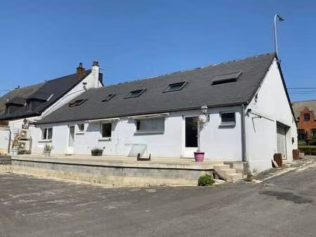 surprenante et spacieuse maison à rafraîchir à quelques enca