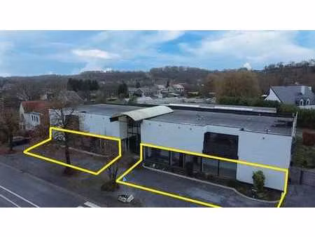 espaces commerciaux de 300 m² et 215 m² avec bureau de 48 m²