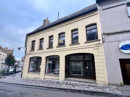 très grande maison d'habitation et/ou commerce avec jardin