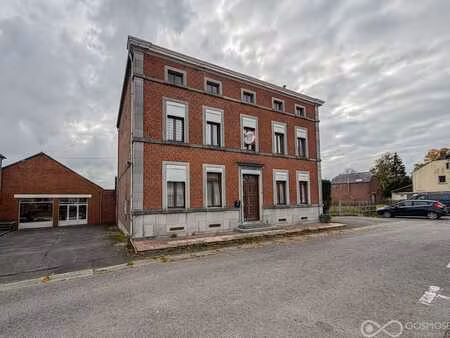 spacieuse maison 480m2  4ch+ av cour située au centre du