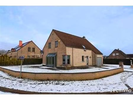 villa 4f 3 chambres avec beau jardin et garage