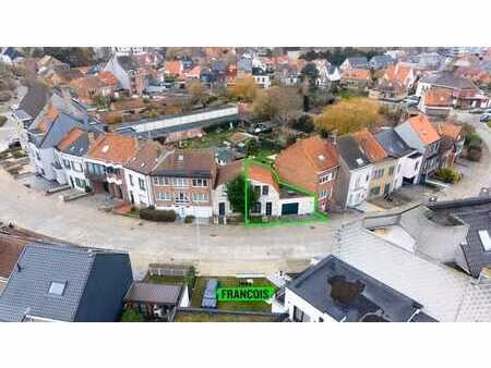 maison mitoyenne avec garage intégré et espace extérieur à …