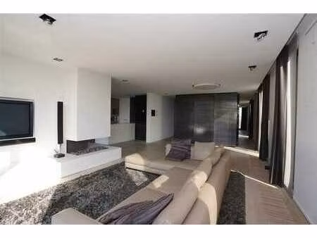 vie exclusive : penthouse de luxe avec accès à la piscine et