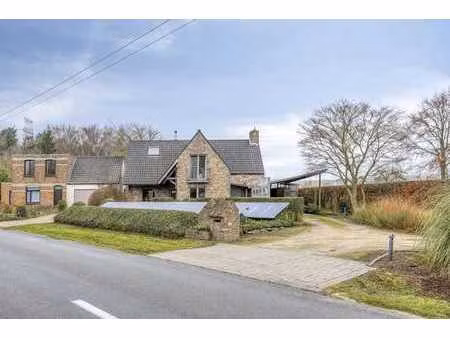 découvrez cette villa unique avec étang de baignade sur un t