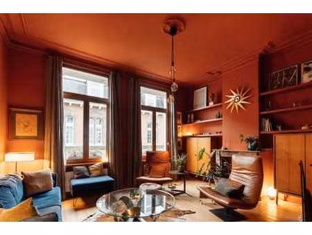 maison urbaine lumineuse où se mêlent tranquillité et esthét