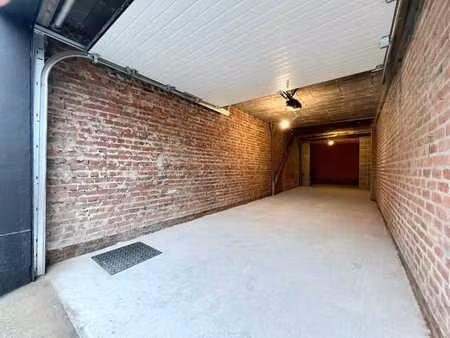 garage/ mini entrepôt de +/- 50 m2 avec porte sectionnelle