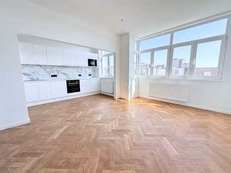 bel apt dans un immeuble style art deco!