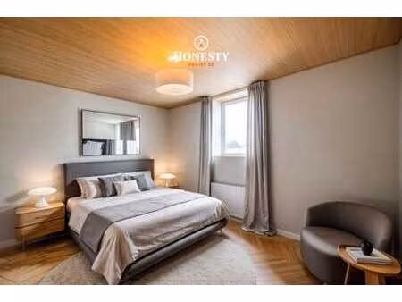 spacieux bâtiment avec potentiel à bertix