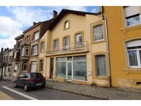 une maison de commerce composée d'un logement