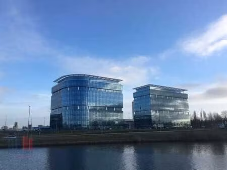 587 m² de bureaux haut de gamme à louer dans les blue tow...