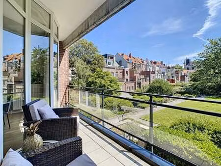 louise/châtelain : bel appartement meublé + terrasse