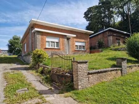 une maison d’habitation de type plain-pied avec jardin