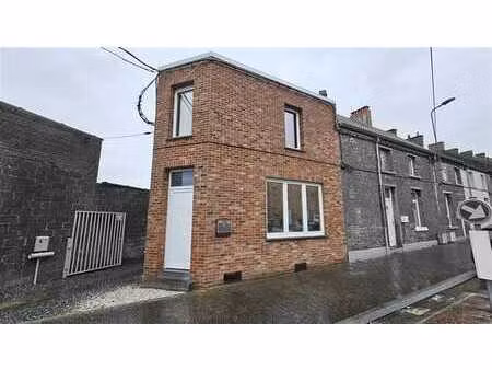 maison à rafraichir + cour