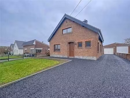 jolie maison 4 facades  2 chambres  jardin et garage