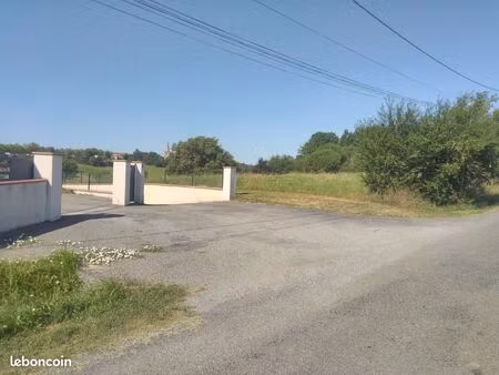 vends terrain à bâtir