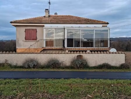 maison individuelle avec véranda et grand terrain