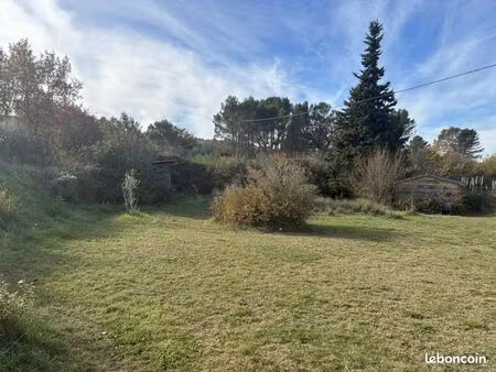 terrain 1 300 m² trets