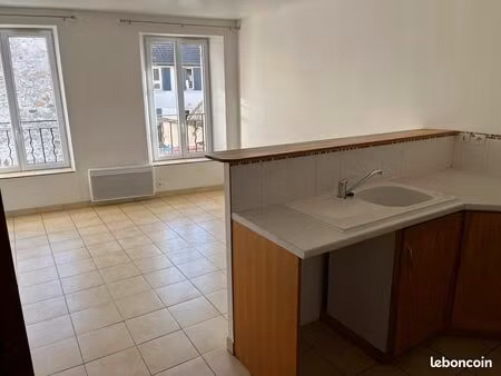? appartement f2 en duplex – 34 m² habitables / 50 m² au sol – centre de la ferté-gaucher