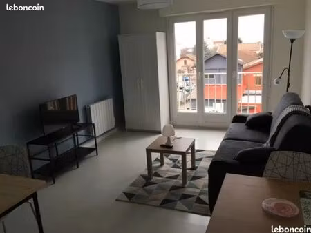 joli studio proche commerces et hôpital