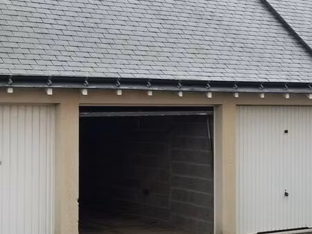 box de stockage avec un grenier quartier bergeonnerie - disponible sur contrat longue duré