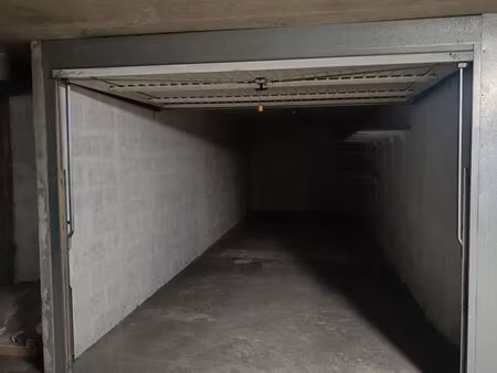 parking /box marché d' aligre