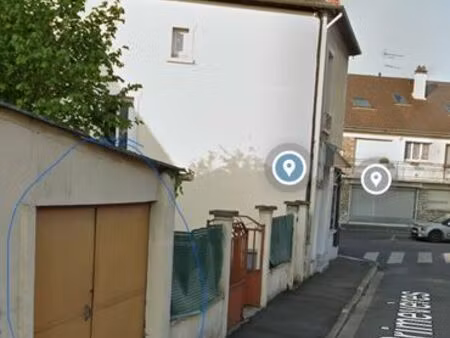 rare : box fermé pour voiture ou stockage à 100m du métro 14