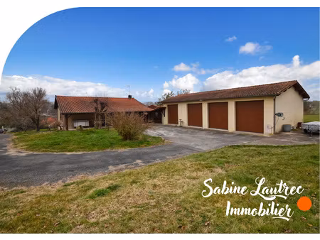 maison avec grand garage professionnel et terrain de plus d'