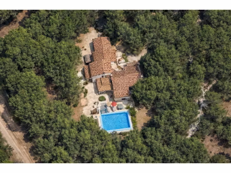 propriété de 245 m2 sur terrain de 8 829 m2 environnement