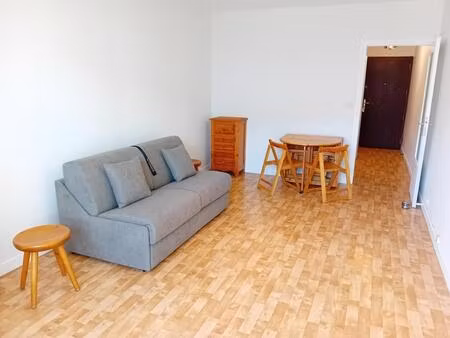 studio meuble avec vue lac