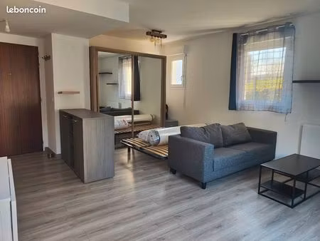 studio meublé 30m2  terrasse 45m2  jardin 15m2  parking et cave