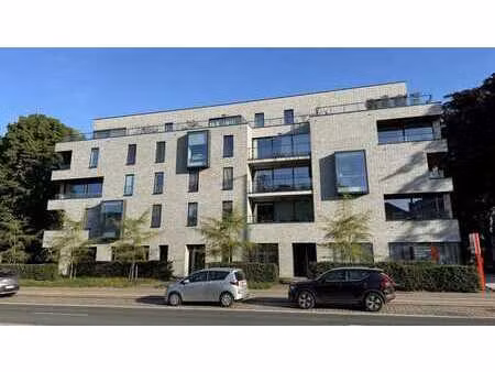 bureau élégamment fini à vendre à la sterre à gand.