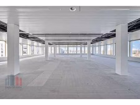 espace de bureau unique dans un emplacement de premier ch...