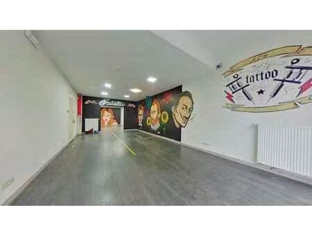 spacieuse surface commerciale en face de la gare d'ath