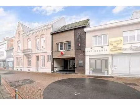 prachtig handelspand met woonst op commerciële sterke lig...