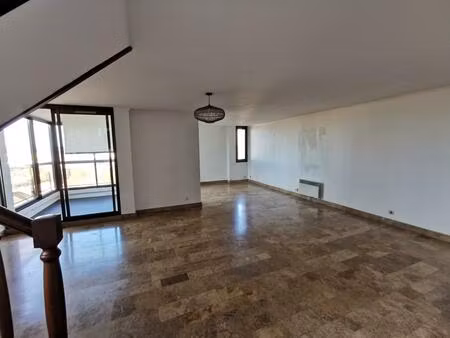 a louer appartement duplex avec 3 chambres place de la comédie