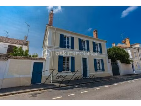 superbe maison familiale (possibilité 6 chambres) à fontainebleau avec jardinet