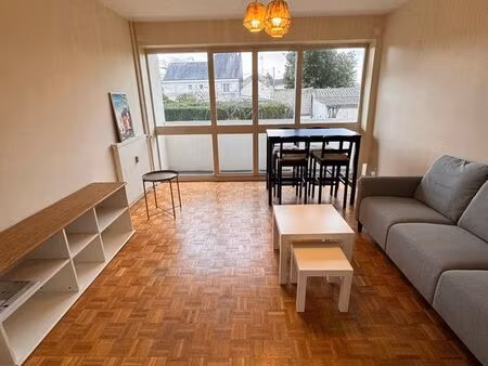 t3 meublé rénové – balcon plein sud – parking privé – proche saumur