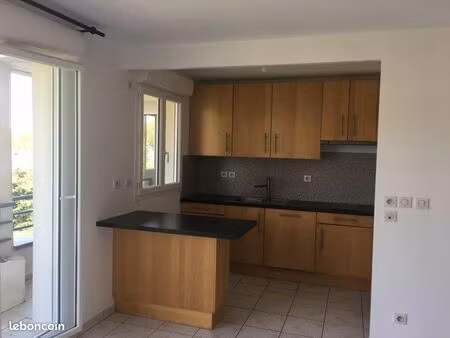 t2 avec cuisine équipée et 2 parking