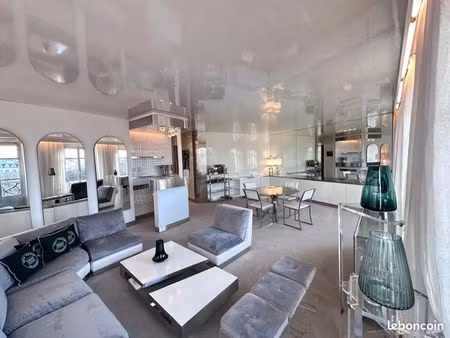 appartement d’une chambre avec une salle de bain  à paris