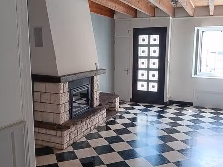 maison de bourg rénovée  bien située 3 chambres et 1 jardin