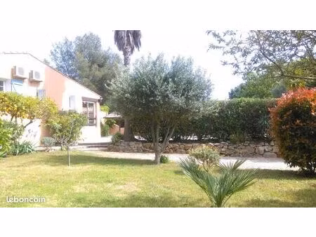 villa plain pied : 85 m2   piscine  jardin