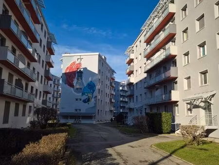 t3 - 49m2 - arret tram valmy